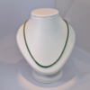Gargantilla sin fin en oro blanco de 18K con esmeralda redonda